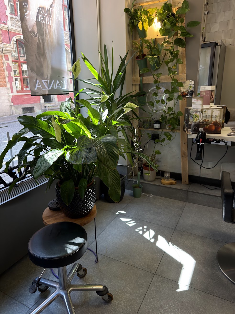 L’intérieur lumineux du salon La Coupe près de la fenêtre