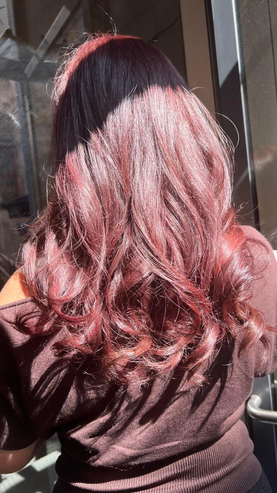 Boucles bordeaux dégradées, coupées et colorées chez La Coupe