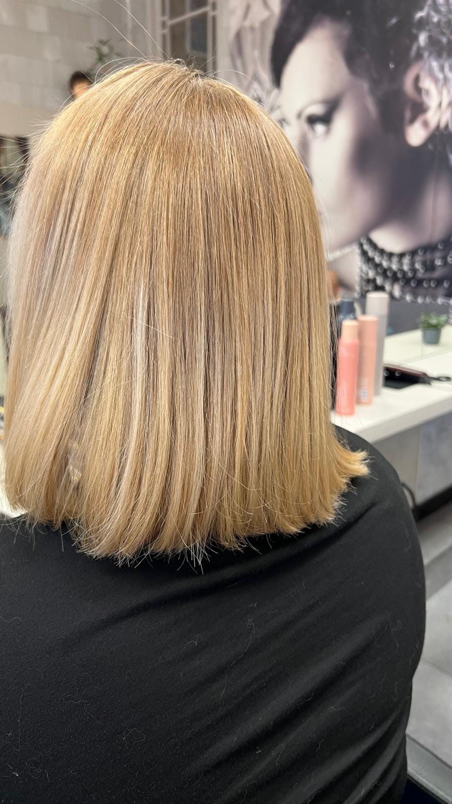 Carré blond chaleureux aux lignes douces et lumineuses
